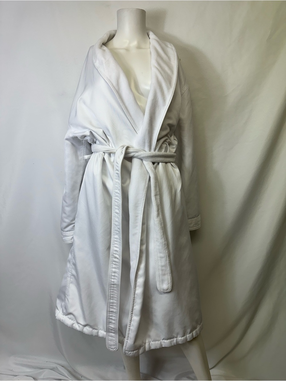 Comphy brand plush spa robe small/ med  white EUC